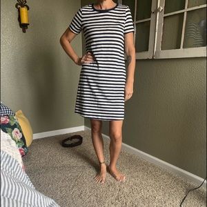 OLD NAVY SIZE XS NAVY AND WHITE STRIPED DRESS